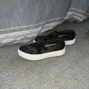 Steven Madden Camo Slide On
